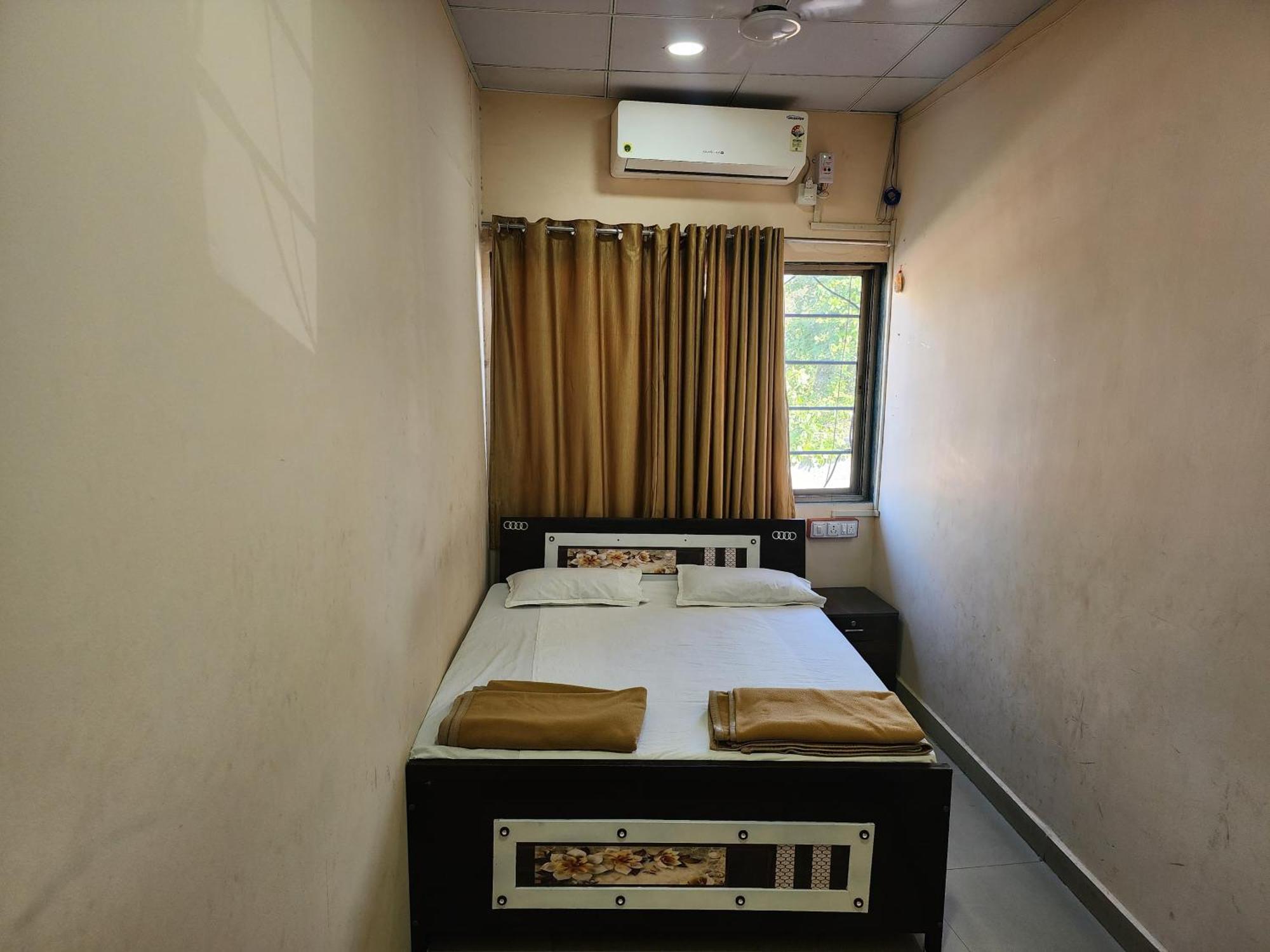 Hotel Diamond Ac Dormitory And Guest House Szúrat Kültér fotó