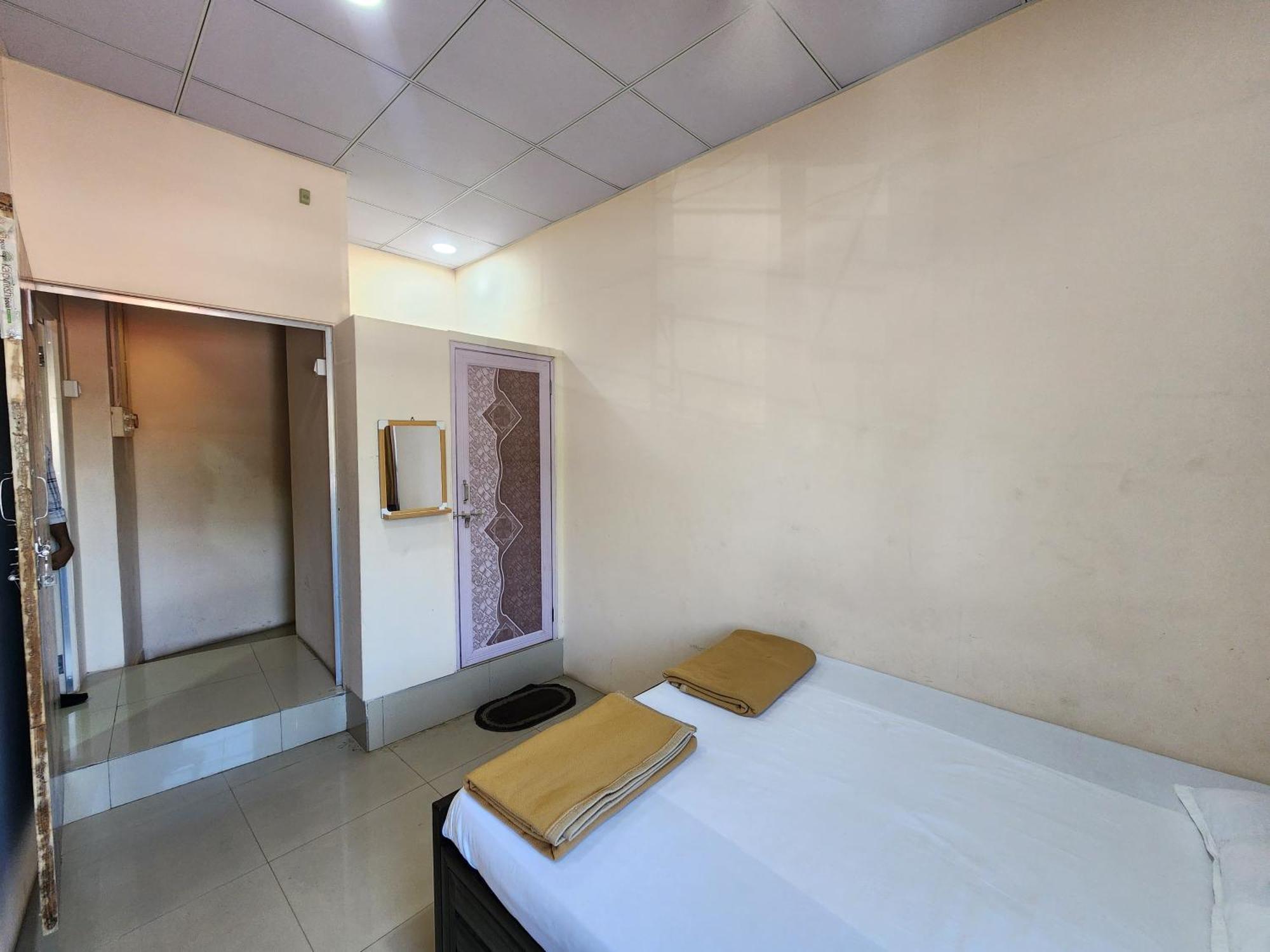 Hotel Diamond Ac Dormitory And Guest House Szúrat Kültér fotó